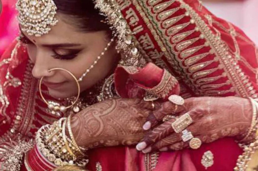তাঁদের সম্পদের তালিকায় দপিকার এনগেজমেন্ট আংটির কথা না বললে কি হয়? পান্না ও সলিতেয়ার হিরে (একক হীরকখণ্ড) বসানো সেই প্ল্যাটিাম সেটের দাম প্রায় ২ কোটি টাকা ৷ 