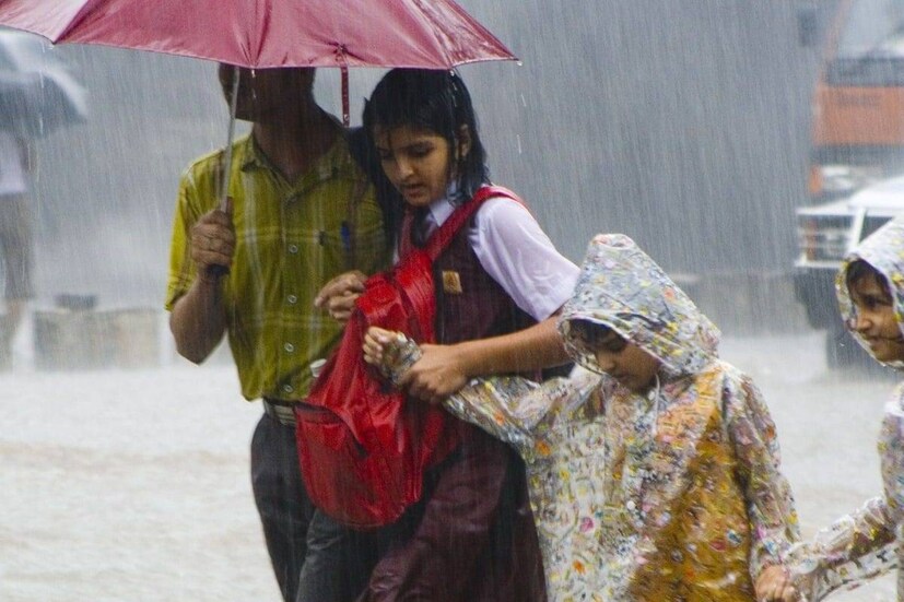 মঙ্গলবার থেকে উত্তরাখণ্ডে ভারী বৃষ্টির সম্ভাবনা । বৃহস্পতিবার এর মধ্যে প্রবল বৃষ্টি হতে পারে উত্তরাখণ্ড এবং হিমাচলপ্রদেশে । সোমবার থেকে বৃষ্টি শুরু হবে উত্তর-পূর্ব ভারতের রাজ্যগুলিতে । ভারী থেকে অতি ভারী বৃষ্টির সতর্কতা থাকবে বৃহস্পতিবার পর্যন্ত অরুণাচল প্রদেশ অসম এবং মেঘালয়ে।