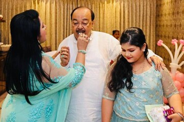 শোভন চট্টোপাধ্যায়ের জন্মদিন! বৈশাখী পোস্ট করলেন ছবি, উপহার গোলাপ, কেক, আর কী.. শোভন চট্টোপাধ্যায়ের জন্মদিন! বৈশাখী পোস্ট করলেন ছবি, উপহার গোলাপ, কেক, আর কী..