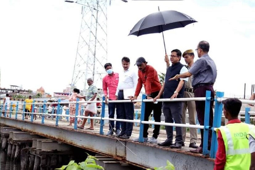 *এনকেডিএ সূত্রে খবর, এই মূহুর্তে নিউটাউনে ৩০টি ব্লকে মোট ৫০ টি আবাসন সমিতি আছে। সবমিলিয়ে ওই আবাসনগুলিতে এক লক্ষের কাছাকাছি মানুষ বাস করেন। ওই সমস্ত আবাসন গুলিতে নিয়মিত নজরদারি চালাচ্ছে এনকেডিএর একাধিক টিম। তাঁরা পেরিফেরি ক্যানাল, বাগজোলা ক্যানাল, কেস্টপুর ক্যানাল ছাড়াও প্রতিটি হাউজিং গুলিতে যাচ্ছেন। সেখানকার জল পরীক্ষা করে দেখছেন তাতে মশার লার্ভা আছে কিনা। থাকলে কীটনাশক স্প্রে করা বা ওই এলাকায় ফগিং করা হচ্ছে।