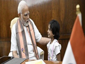 “হ্যাঁ, আপনি মোদিজি। আপনাকে রোজ টিভিতে দেখা যায়,” উত্তর দেয় অহনা। 