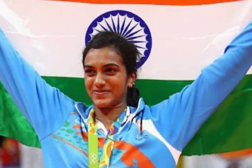এদিকে দারুণ ফর্মে রয়েছেন পিভি সিন্ধুও৷ তিনিও সিঙ্গাপুর ওপেন জিতেছেন৷ তাছাড়াও একাধিক টুর্নামেন্টে দুরন্ত ফর্মে রয়েছেন৷ খেলার এই প্রতিযোগিতায় বোধহয় সকল ভারতীয়েরই এখন নজর রয়েছে ব্যাডমিন্টন তারকা পিভি সিন্ধুর উপর। ব্যাডমিন্টন মহিলাদের সিঙ্গলে দুটি অলিম্পিক পদক জয় করে তিনি দেশকে গৌরবের আসনে বসিয়েছেন। তিনি নিজের দক্ষতা ও অধ্যবসায় আরও বাড়াচ্ছেন এবং কঠোর প্রস্তুতি নিচ্ছেন। যার ফলে তিনি দেশের জন্য মেডেল এনে দিতেই পারেন, এটা হলফ করে বলা যেতে পারে।
