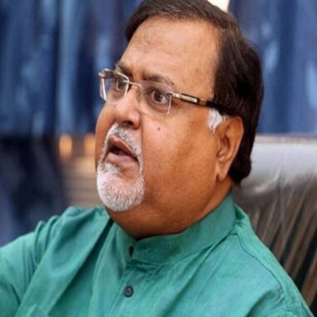 বাড়ির ভিতরে সাজানো বাগান রয়েছে৷ এই বাড়িতে স্থানীয় নেতাদের নিয়েও পার্থ চট্টোপাধ্যায় আসতেন বলে দাবি এলাকার বাসিন্দাদের৷ 