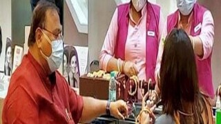 গয়নার বিপণীতে বসে পার্থ, পাশে বসা মহিলা কে? গয়নার বিপণীতে বসে পার্থ, পাশে বসা মহিলা কে?