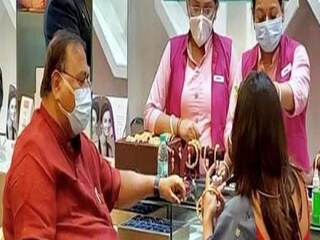 গয়নার বিপণীতে বসে পার্থ, পাশে বসা মহিলা কে? 