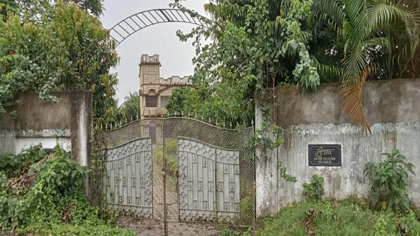 পুড়িরবাগানের এই বাড়িটির নাম বিশ্রাম৷ বাড়ি গেট তালাবন্ধ থাকলেও গেটের একদিকে পার্থ চট্টোপাধ্যায়ের মেয়ে সোহিনীর নাম েলখা রয়েছে৷ 