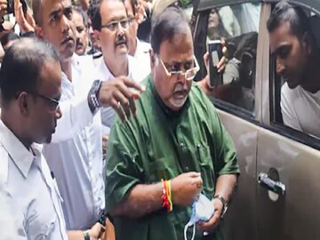 মন্ত্রিত্ব ছাড়বেন না, বোঝালেন পার্থ চট্টোপাধ্যায়৷ Photo-PTI