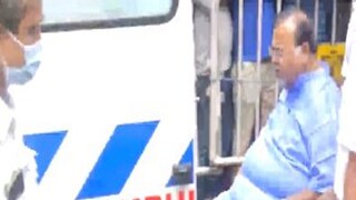 অ্যাম্বুল্যান্সে তোলা হচ্ছে পার্থ চট্টোপাধ্যায়কে৷ অ্যাম্বুল্যান্সে তোলা হচ্ছে পার্থ চট্টোপাধ্যায়কে৷