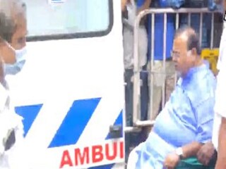 অ্যাম্বুল্যান্সে তোলা হচ্ছে পার্থ চট্টোপাধ্যায়কে৷ 