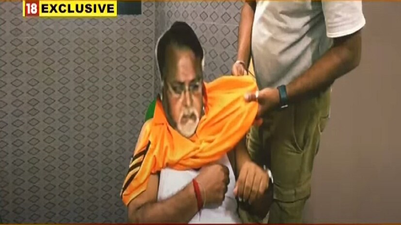 শেষ পর্যন্ত প্রাক্তন মন্ত্রীকে স্নান করিয়ে দেওয়ার জন্য এক জন কর্মীকে দায়িত্ব দেয় ইডি৷ কারণ বাড়িতেও নাকি পার্থ চট্টোপাধ্যায়কে স্নান করিয়ে দেওয়ার জন্য লোক রাখা ছিল৷ 