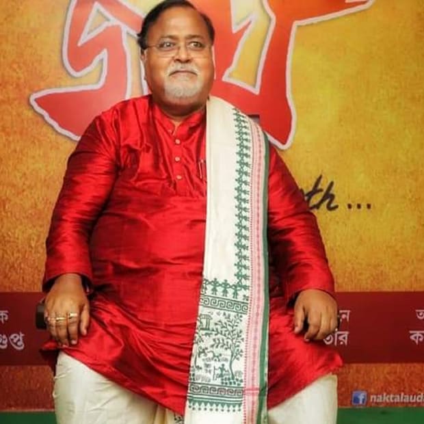 বঙ্গ রাজনীতির ইতিহাসে অন্যতম পালাবদলের সাক্ষী ২০১১ সাল। ৩৪ বছরের বামফ্রন্ট সরকারের পতন হয় সেই বছর। তৃণমূল বিধায়কদের মধ্যে 'সর্বাধিক' ৫৯ হাজার ২১ ভোটে জয়ী হয়ে বেহালা পশ্চিম থেকে জয়ের হ্যাটট্রিক করেন পার্থ। দায়িত্ব পান রাজ্যের শিল্প ও বাণিজ্য এবং পরিষদীয় দফতরের মন্ত্রীর। ছবি : সংগৃহিত