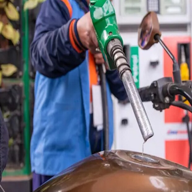 এর জন্য কেবল 92249 92249 নম্বরে এসএমএস পাঠাতে হবে ৷ RSP&lt;স্পেস&gt; পেট্রোল পাম্প ডিলারের কোড লিখে 92249 92249 নম্বরে পাঠাতে হবে ৷ দিল্লির বাসিন্দা পেট্রোল ও ডিজেলের দাম জানতে চাইলে RSP 102072 লিখে 92249 92249 নম্বরে পাঠাতে হবে ৷ প্রতিদিন সকাল ৬টায় দেশের সরকারি তেল সংস্থাগুলি পেট্রোল ও ডিজেলের দাম জারি করে থাকে ৷ পেট্রোল ও ডিজেলের দামের উপরে এক্সাইজ ডিউটি, ডিলার কমিশন ও অন্যান্য চার্জ যুক্ত করার পর প্রায় দ্বিগুণ দাম দিয়ে তেল কিনতে হয় উপভোক্তাদের ৷
