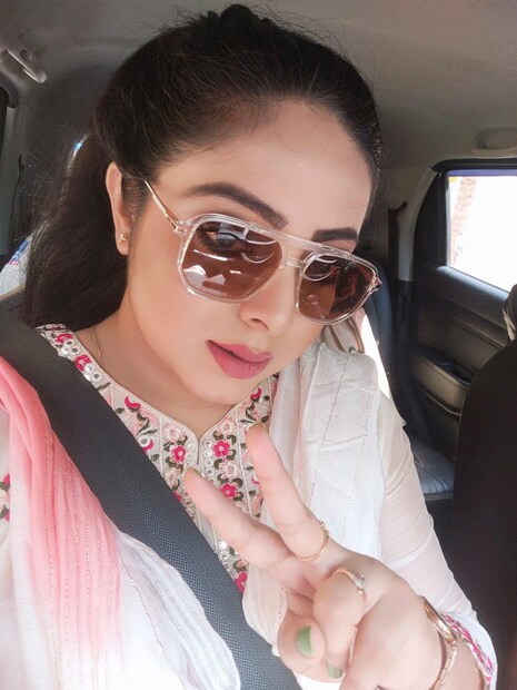 শ্রীময়ী এর আগেও তৃণমূলের বিভিন্ন অনুষ্ঠানে উপস্থিত থেকেছেন। ২১ এর বিধানসভা নির্বাচনের আগে প্রচারেও দেখা গিয়েছে শ্রীময়ীকে। আর আজও ব্যতিক্রম হল না। রোদচশমা চোখে ২১ জুলাইয়ের মঞ্চে উপস্থিত তিনি। 