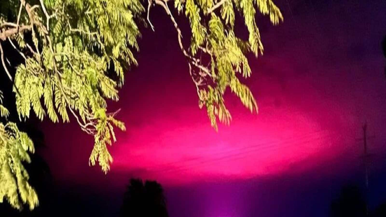 ভুতুড়ে কান্ড অস্ট্রেলিয়ায় ! নীল আকাশ হঠাৎ হয়ে গেল গোলাপি, কেন জানেন? ভুতুড়ে কান্ড অস্ট্রেলিয়ায় ! নীল আকাশ হঠাৎ হয়ে গেল গোলাপি, কেন জানেন?