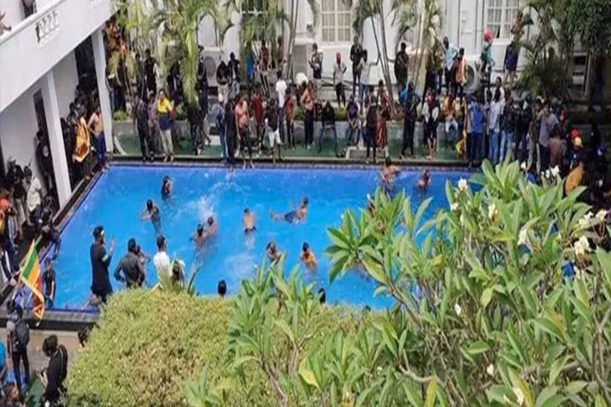 রাষ্ট্রপতির বাড়ি দখল করে স্যুইমিং পুলে সাঁতার কাটলেন শ্রীলঙ্কার বিক্ষোভকারীরা!