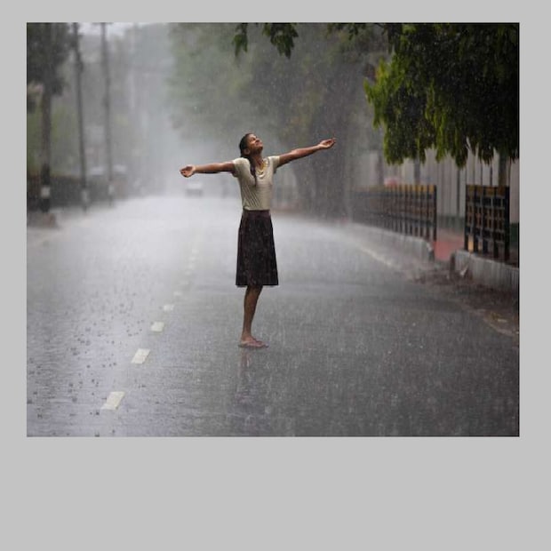 আজ সকালে সর্বনিম্ন তাপমাত্রা ২৬.৯ ডিগ্রি সেলসিয়াস যা স্বাভাবিক তাপমাত্রা। গতকাল বিকেলে সর্বোচ্চ তাপমাত্রা ছিল ৩৩.৮ ডিগ্রি সেলসিয়াস। যা স্বাভাবিক তাপমাত্রার থেকে এক ডিগ্রি সেলসিয়াস বেশি। বাতাসে আপেক্ষিক আর্দ্রতার পরিমাণ ৬৬ থেকে ৯৫ শতাংশ। গত ২৪ ঘন্টায় কলকাতা শহর জুড়ে বৃষ্টি হয়েছে ১৯.৯ মিলিমিটার।