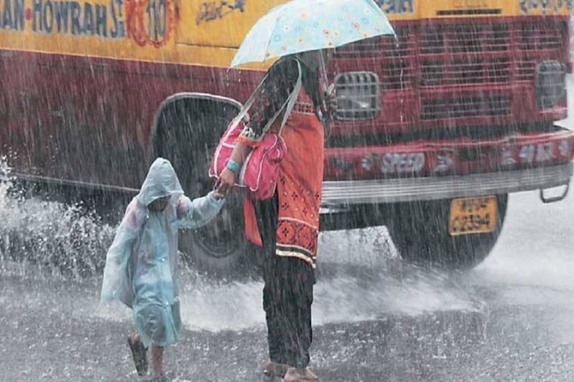 বৃহস্পতি ও শুক্রবার ভারী বৃষ্টির সম্ভাবনা দক্ষিণবঙ্গের উপকূলের জেলাগুলিতে। পূর্ব ও পশ্চিম মেদিনীপুর এবং দক্ষিণ ২৪ পরগনায় দু-এক পশলা ভারী বৃষ্টি সম্ভবনা কথা জানাচ্ছে আলিপুর আবহাওয়া দফতর। কলকাতা সহ দক্ষিণবঙ্গের বাকি জেলায় মেঘলা আকাশ থাকলেও হালকা থেকে মাঝারি বৃষ্টির সম্ভাবনা। বৃষ্টি না হলে জলীয় বাষ্প বেশি থাকার কারণে আর্দ্রতাজনিত অস্বস্তি থাকবে। Photo- Representative