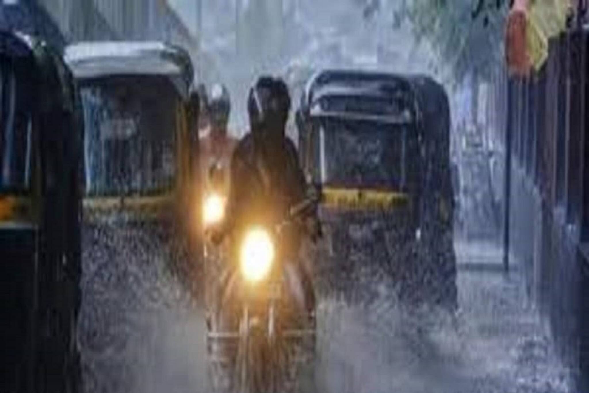 ১ ঘণ্টা পরেই আকাশ কালো, জেনে নিন স্বস্তির বৃষ্টিতে ভিজবে কোন কোন জেলা?