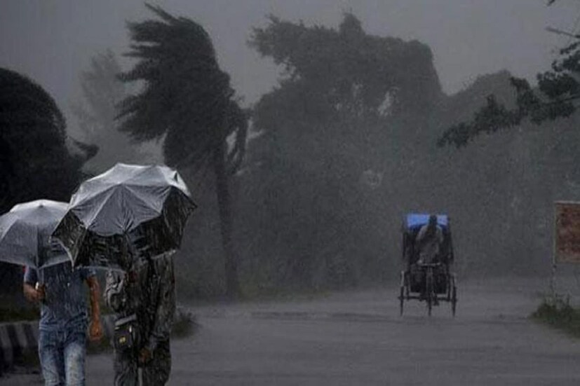 *আগামী কয়েক দিন ভারী থেকে অতিভারী বৃষ্টির সম্ভাবনা গুজরাট রিজিয়নে। এ ছাড়াও মধ্য মহারাষ্ট্র মুম্বাই ও ঘাট এলাকা, কর্নাটক ও রাজস্থানের কিছু অংশ এবং সৌরাষ্ট্র, কচ্ছ, কোঙ্কন, গোয়াতে। ভারী বৃষ্টির সম্ভাবনা তামিলনাডু, পুদুচেরি, তেলেঙ্গানাতে। প্রতীকী ছবি।