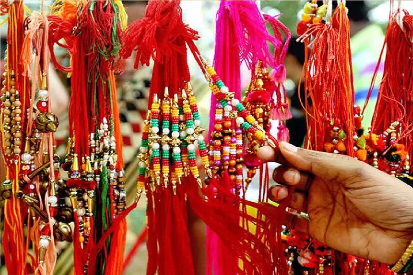 *তবে ভাদ্র মাসে রাখি বাঁধা উচিত নয়। তাই পূর্ণিমা তিথি কতক্ষণ থাকছে, তা নজরে রাখতে হবে। রাখি পূর্ণিমার দিন এই বছর বিশেষ রবিযোগ পড়েছে। তার ফলে নাকি এই দিনের মাহাত্ম্য বেশ কিছুটা বেশি, এমনই মত জ্যোতিষবিদদের।  প্রতীকী ছবি। 