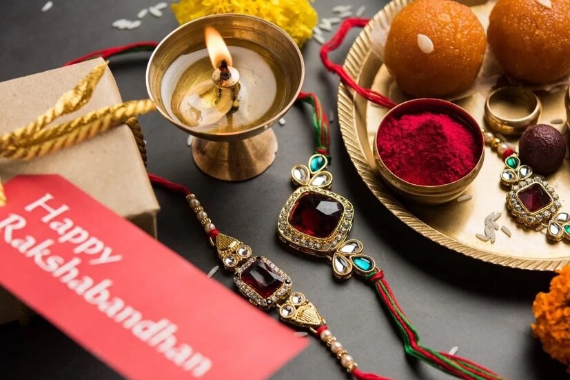 রাখি বন্ধনের প্রচলিত নিয়মনীতি ১. রাখির দিন (Rakhi 2022) সকালে তাড়াতাড়ি উঠে স্নান করে ঈশ্বরকে প্রণাম জানান। এরপর তাঁদের আশীর্বাদ নিয়েই দিন শুরু করবেন।
