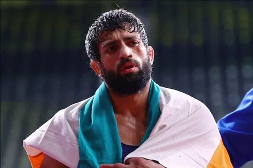 সাম্প্রতিক কয়েক বছরে খ্যাতির শীর্ষে রয়েছেন কুস্তিগীর রবি কুমার দাহিয়া। শুধু টোকিও অলিম্পিকস ২০২০-তে রৌপ্য পদকই জয় করেননি তিনি, সেই সঙ্গে দারুণ ফর্মে থেকে বিশ্ব চ্যাম্পিয়ন শিপ এবং এশিয়ান চ্যাম্পিয়নশিপেও পদক জয় করেছেন তিনি। তাঁর সাম্প্রতিক ট্র্যাক রেকর্ড দেখে ক্রীড়া বিশেষজ্ঞদের ভবিষ্যদ্বাণী, এবার ভারতকে সোনা এনে দিতে পারেন এই কুস্তিগীর।