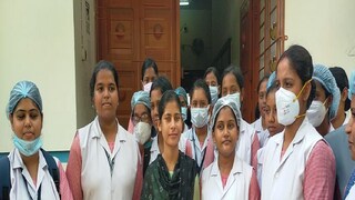 প্রশিক্ষণরত নার্সদের সঙ্গে রেনু৷ 