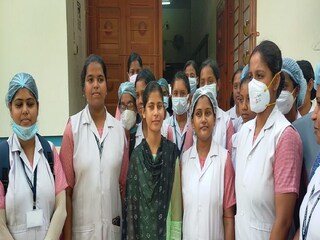 প্রশিক্ষণরত নার্সদের সঙ্গে রেনু৷ 