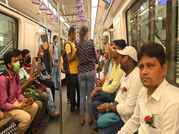 যাত্রা শুরুর দিনে শিয়ালদহ মেট্রোয় যাত্রী ১২ হাজারের কাছাকাছি, টিকিট থেকে আয় ৩ লাখের বেশি