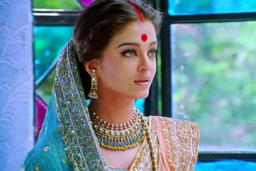 হিন্দু ধর্ম বিশ্বাসে সিঁদুর একটি অত্যন্ত গুরুত্বপূর্ণ জিনিস। পূজা-আর্চা থেকে শুরু করে দৈনন্দিন জীবনে, সিঁদুরের গুরুত্ব অপরিসীম। প্রতিটি বিবাহিত নারীর জন্য এর আলাদা অর্থ। আবার সাধারণ জীবনেও এই উপাদানটিকে দেখা হয় মাঙ্গলিক হিসেবে। প্রতীকী ছবি। 