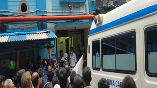 এসএসকেএম হাসপাতাল থেকে এই অ্যাম্বুল্যান্সেই বিমানবন্দরে নিয়ে যাওয়া হচ্ছে পার্থ চট্টোপাধ্যায়কে৷ এসএসকেএম হাসপাতাল থেকে এই অ্যাম্বুল্যান্সেই বিমানবন্দরে নিয়ে যাওয়া হচ্ছে পার্থ চট্টোপাধ্যায়কে৷