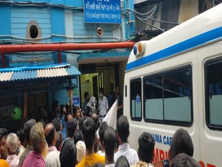 এসএসকেএম হাসপাতাল থেকে এই অ্যাম্বুল্যান্সেই বিমানবন্দরে নিয়ে যাওয়া হচ্ছে পার্থ চট্টোপাধ্যায়কে৷ 