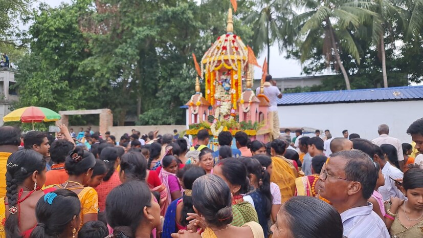 বহরমপুর শহর জুড়ে এই রথযাত্রা পরিক্রমা করে, ছোট থেকে বৃদ্ধ সকলেই মেতে ওঠে এই রথযাত্রায়। নাচের ছন্দে রথের রশিতে টান পড়ল বহরমপুর । ২০১১ সাল থেকে বহরমপুরে মায়াপুর ইস্কনের ভক্তদের উদ্যোগে শুরু হয় রথযাত্রা । বহরমপুর টেক্সটাইল মোড় থেকে এই রথযাত্রা শুরু হয় । এবারেও প্রাচীন প্রথা মেনেই গড়াল রথের চাকা । জগন্নাথ, বলরাম, সুভদ্রা সুসজ্জিত রথে বিরাজমান। ভক্তদের ঢল দেখে উচ্ছসিত আয়োজকরা।(ছবি ও লেখা: কৌশিক অধিকারী)