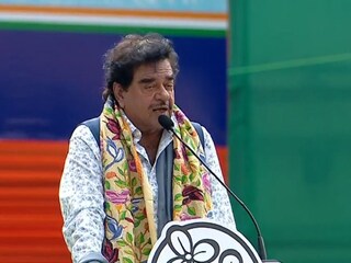 একুশে জুলাইয়ের সভায় শত্রুঘ্ন সিনহা