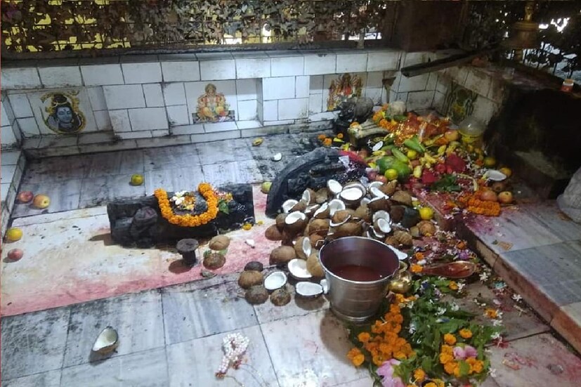*জানা যায়, সেনা ঘাঁটি তৈরি হওয়ার আগে থেকেই ক্ষেত্রপাল মন্দিরটি ওই জায়গায় ছিল। পরে যখন পানাগড়ে সেনা ঘাঁটি গড়ে তোলা হয়, তখন আশপাশের গ্রামগুলিকে অন্যত্র সরিয়ে নিয়ে যাওয়া হয়। কিন্তু মন্দিরটি সরানোর ক্ষেত্রে স্থানীয়রা বিরোধ প্রকাশ করেছিলেন। ফলে ক্ষেত্রপাল শিব মন্দিরটি অক্ষত রেখেই ওই এলাকায় সেনাঘাঁটি গড়ে ওঠে। আর ঘাঁটির ভিতর নিরাপত্তা ব্যবস্থা সুনিশ্চিত এবং অক্ষত রাখতে, ভারতীয় সেনা নিজেদের কাঁধে মন্দিরটির পরিচর্যা এবং নিরাপত্তার দায়িত্ব তুলে নেয়। তখন থেকেই চলে আসছে এই নিয়ম। যা, মন্দিরটির গুরুত্বকে আরও বাড়িয়ে তুলেছে।