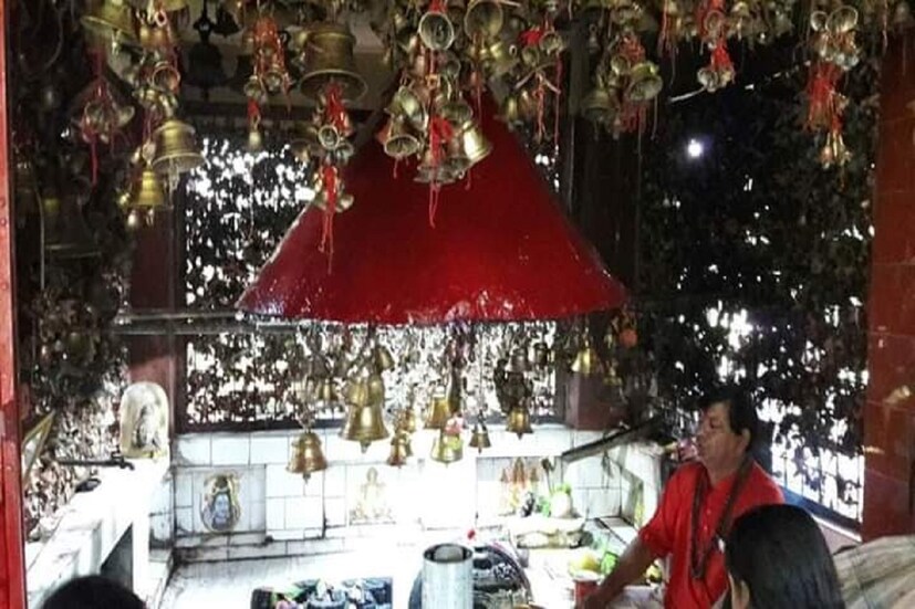 *শ্রাবণ মাসের প্রতি সোমবারে বিভিন্ন শিব মন্দিরে ভক্তরা ভিড় জমান পূর্ণ অর্জনের আশায়। শিবের মাথায় জল ঢেলে জীবনের সমস্ত পাপ, বাধা দূর করার প্রার্থনা করেন তারা। সেই তালিকায় একাধিক শিব মন্দির রয়েছে, যে সমস্ত মন্দিরগুলি নিজেদের মহিমায় সেই সমস্ত এলাকায় সুপরিচিত। তবে আজ আপনাদের এমন এক শিব মন্দিরের কথা জানাব, যা থাকে ভারতের প্রতিরক্ষা মন্ত্রকের পাহারায়।