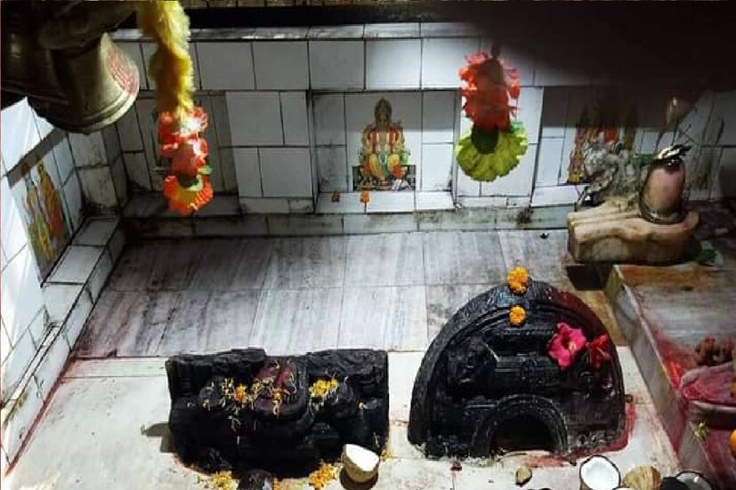 *দক্ষিণবঙ্গের এক মাত্র এই শিব মন্দিরেই পাহারা দেওয়ার দায়িত্বে রয়েছেন জওয়ানরা। শুধু পাহারার দায়িত্ব বললে ভুল হবে, মন্দিরটি অবস্থিত সেনাবাহিনীর এলাকার মধ্যে। তবে আপনিও এই শিব মন্দিরে গিয়ে সোমবার শিবের মাথায় জল ঢালতে পারেন। কিন্তু তার জন্য মানতে হবে বিশেষ কিছু নিয়ম কানুন। অন্যদিকে, এই শিব মন্দিরটির ইতিহাসও বেশ সুদীর্ঘ। পশ্চিম বর্ধমান জেলার পানাগড়ের সেনা ছাউনির ভেতরে অবস্থিত ক্ষেত্রপাল শিব মন্দির। এই মন্দিরটি ঘন্টা বাবার মন্দির নামে পরিচিত। এই মন্দিরটি রয়েছে সেনা ছাউনির নিরাপত্তা বেষ্টনীর ভেতরে। মন্দিরটি পাহারার দায়িত্বে থাকেন সেনাঘাঁটির নিরাপত্তার দায়িত্বে থাকা জওয়ানরা।