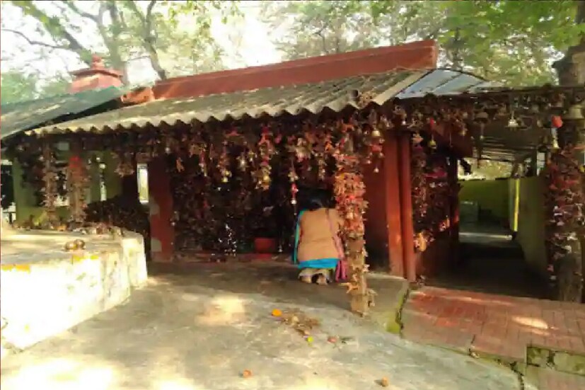 *স্থানীয়ভাবে পূজিত হওয়া লৌকিক দেবতা ক্ষেত্রপালের মন্দিরটি, আজ বিমান ঘাঁটির ভিতরে অবস্থানের জন্য বেশি প্রতিপত্তি পেয়েছে। তবে আজও স্থানীয় মানুষজন ক্ষেত্রপালকে নিজেদের রক্ষাকর্তা মনে করেন। এখানে পুজো দিতে আসা ভক্তরা বিশ্বাস করেন, এই মন্দিরে ঘন্টা বাঁধলে সব মনস্কামনা পূর্ণ হয়। আর সে কারণেই বহু কাঁসা-পিতলের ঘন্টা দ্বারা বেষ্টিত রয়েছে ক্ষেত্রপাল মন্দির। সে জন্যই এই মন্দিরের আরেক নাম ঘন্টা বাবার মন্দির।