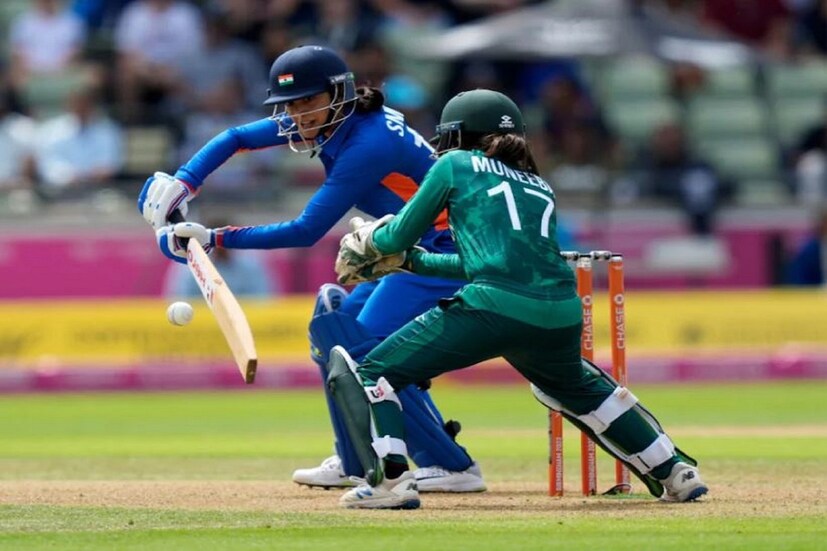 #বার্মিংহ্যাম: স্মৃতি মন্ধানা -র (Smriti Mandhana) নেতৃত্বাধীন ভারতীয় মহিলা ক্রিকেটাররা কমনওয়েলথ গেমসে জোরদার পারফর্ম করল পাকিস্তানের বিরুদ্ধে৷ দল নিজের দ্বিতীয় ম্যাচে পাকিস্তানকে ৮ উইকেটে হারিয়ে দিয়েছে৷ পাকিস্তান প্রথমে ব্যাট করে ৯৯ রান করে৷ ভারতীয় দল এই লক্ষ্য মাত্র ১১.৪ ওভারে লক্ষ্যে পৌঁছে যায়৷  (AP)