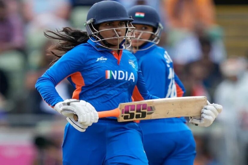 মন্ধানা  নিজের টি টোয়েন্টি ইন্টারন্যাশানাল কেরিয়ারের ১৫ তম অর্ধশতরান করলেন৷  ৪২ বলে ৬৩ রান করে নটআউট ছিলেন৷ ১৫০ স্ট্রাইকরেটে তিনি এই রান করেছিলেন৷ তাঁর ইনিংস সাজানো ছিল ৮ টি চার, ৩ টি ছক্কা মারেন৷ তিনি ৫০ রান শুধু বাউন্ডারি ও ওভার বাউন্ডারি থেকে ৫০ রান করেন৷ শেফালির ভর্মার সঙ্গে জুটি বেঁধে ৬১ রান করেন তিনি৷  (AP)