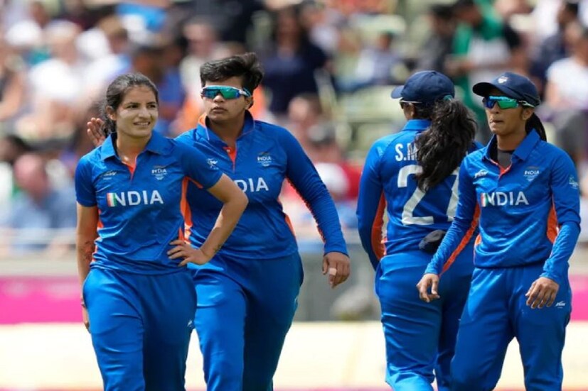 ২৬ বছরের স্মৃতি মন্ধানা পাকিস্তানের বিরুদ্ধে ম্যাচে আরও এক নজির গড়ে ফেললেন৷ তিনি টি টোয়েন্টি আন্তর্জাতিকে ১০০০ রান করেন৷  তিনি এরকম করা প্রথম ভারতীয় ক্রিকেটার৷ তিনি ৪০ ইনিংসে ৩২ গড়ে ১০৫৯ রান করেন৷ ৯ টি অর্ধশতরান করেন৷ স্ট্রাইকরেট ১২১৷  (AP)