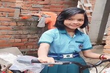 ফের মন জয়! সাইকেল উপহার দিয়ে স্কুল ছাত্রীর মুখে হাসি ফোটালেন সোনু সুদ!