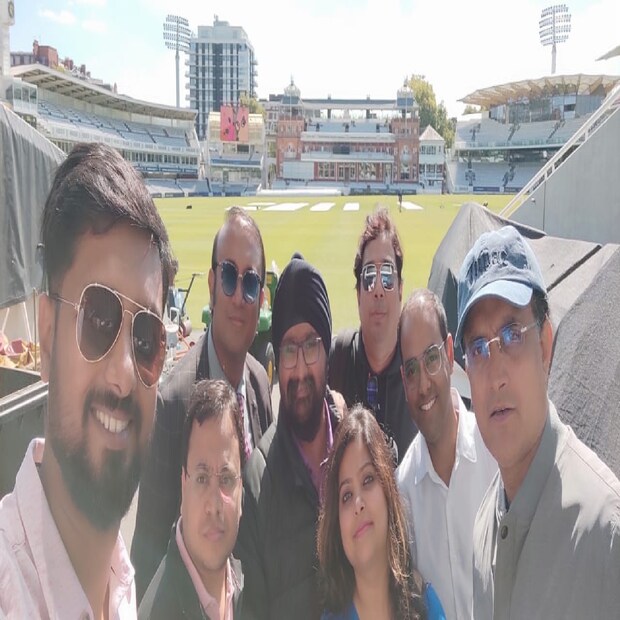 নিজের ঘনিষ্ঠদের লর্ডসের মাঠ ঘুরিয়ে দেখার পাশাপাশি ক্রিকেট জীবনের নানা স্মৃতিও তুলে ধরেন মহারাজ৷ 