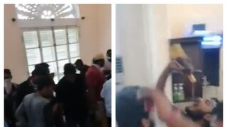 রাজাপক্ষের রাজপ্রাসাদের রান্নাঘরে বিদ্রোহীরা৷ রাজাপক্ষের রাজপ্রাসাদের রান্নাঘরে বিদ্রোহীরা৷