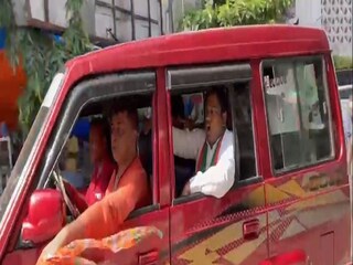 সুকান্তকে গ্রেফতার করে নিয়ে যাচ্ছে পুলিশ৷ 