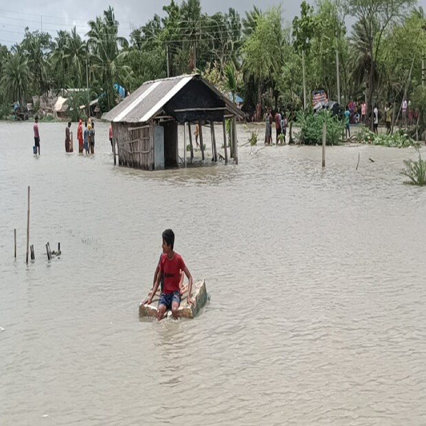 মাটির বাঁধ ভেঙে নদী ও সমুদ্রের নোনাজল ঢুকছে লোকালে। নিরাশ্রয় হয়ে পড়েছেন শতাধিক মানুষ। নোনা জলে প্লাবিত হয়েছে চাষের জমি, পুকুর। নষ্ট হয়েছে বাড়িতে থাকা চাল, ডাল সহ মজুত খাদ্যসামগ্রী। 