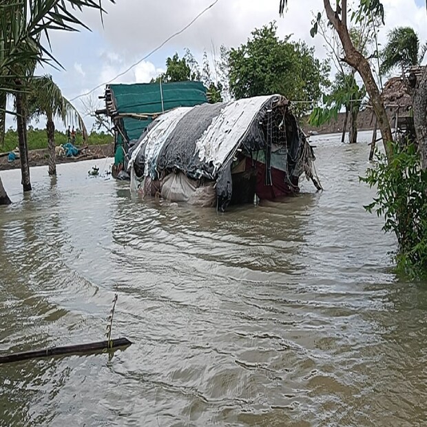 জলোচ্ছ্বাসের জেরে সবচেয়ে বেশি ক্ষতিগ্রস্ত সাগর ব্লক। এই ব্লকের বঙ্কিমনগর, বোটখালি ও মহিষামারিতে মাটির বাঁধ উপচে জল ঢুকেছে। বঙ্কিমনগরের ৫২টির বেশি কাঁচাবাড়ি জলমগ্ন হয়ে যায়। বাসিন্দাদের উদ্ধার করে পাশের স্কুলে তুলে নিয়ে যাওয়া হয়েছে। 
