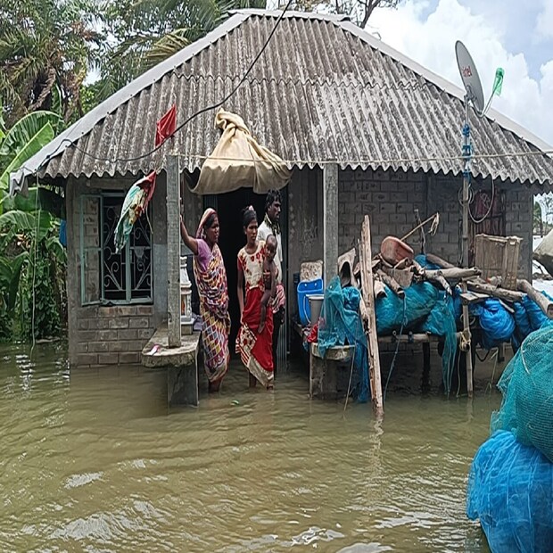 জলোচ্ছ্বাসের জেরে সবচেয়ে বেশি ক্ষতিগ্রস্ত সাগর ব্লক। এই ব্লকের বঙ্কিমনগর, বোটখালি ও মহিষামারিতে মাটির বাঁধ উপচে জল ঢুকেছে। বঙ্কিমনগরের ৫২টির বেশি কাঁচাবাড়ি জলমগ্ন হয়ে যায়। বাসিন্দাদের উদ্ধার করে পাশের স্কুলে তুলে নিয়ে যাওয়া হয়েছে। 