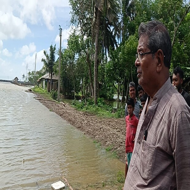 শুক্রবার সকালে সুন্দরবন উন্নয়ন মন্ত্রী বঙ্কিমচন্দ্র হাজরা বঙ্কিমনগর এক নম্বর কলোনিতে নদী বাঁধ পরিদর্শনে যান। মন্ত্রীকে সামনে পেয়ে এলাকার মানুষ ক্ষোভ প্রকাশ করেন। 