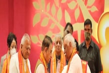 মোহন ভগবতের হাত থেকে সাম্মানিক ডক্টরেট উপাধি পেলেন সুনীল গাভাসকার